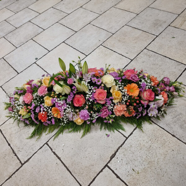 Raquette de fleurs posées par terrre